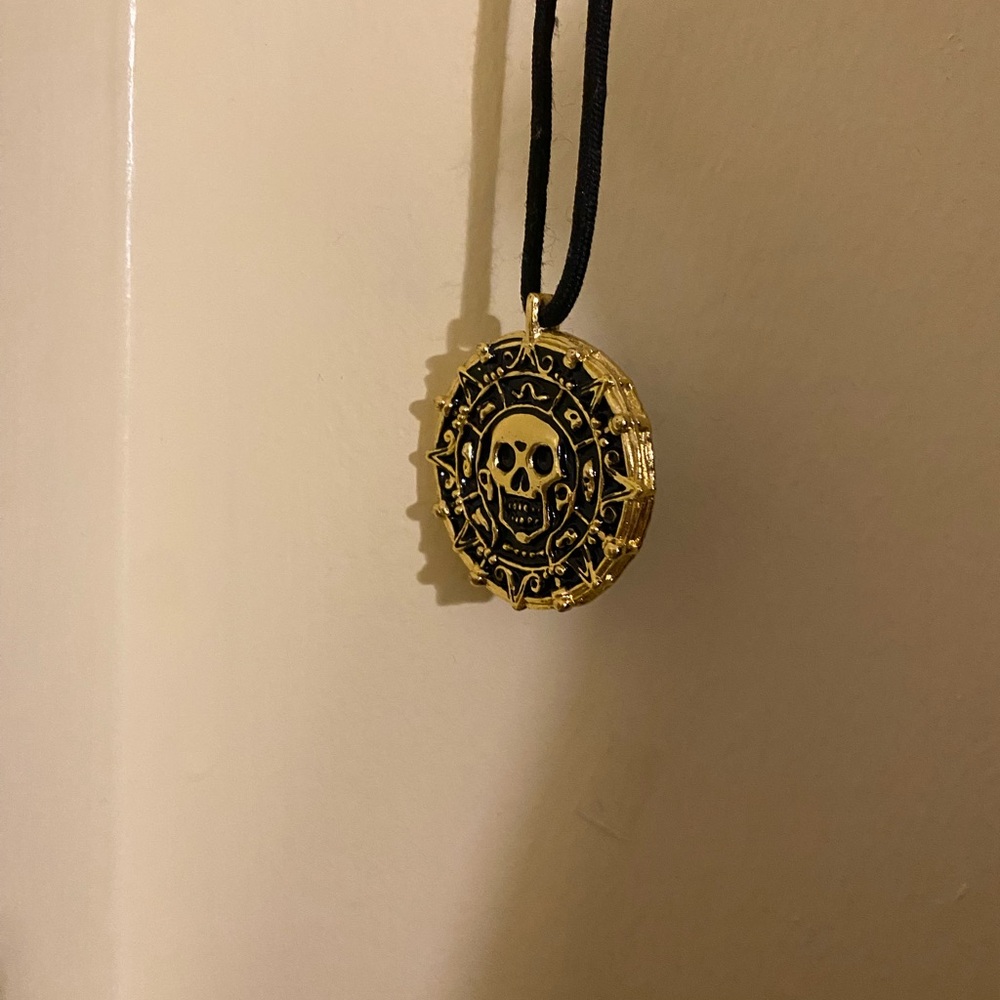 pirates of the caribbean pirate medallion necklace